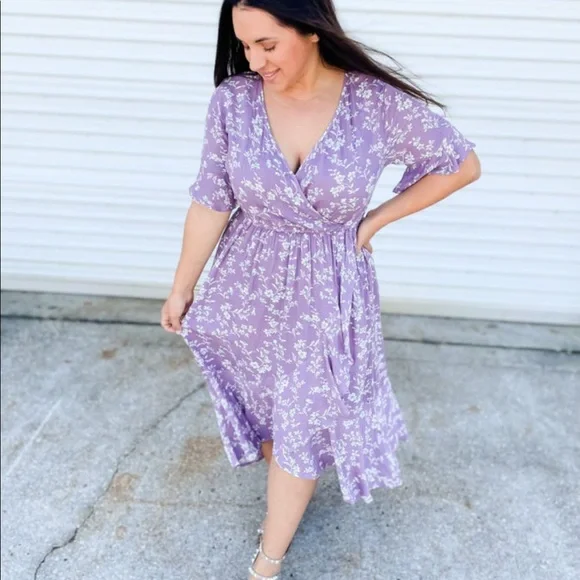 Beautiful lavender woman’s v-neck dress 💜 - Picture 3 of 5